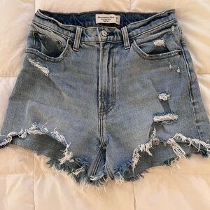Abercrombie & Fitch The 4” Mom Short High Rise Distressed Curve Love 2/26